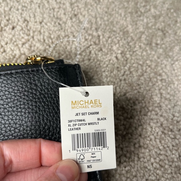 NWT Michael Kors Black Pebbled Leather XL Zip clutch wristlet